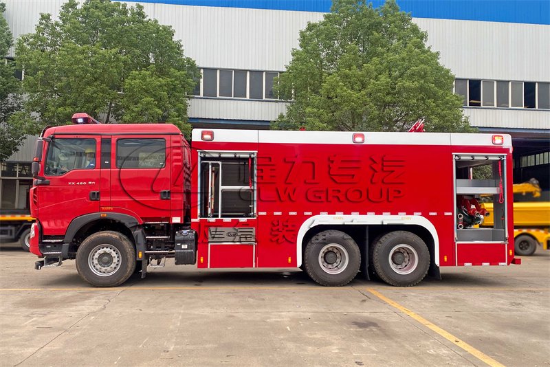 勾臂式垃圾车出车前检查：勾臂、锁紧、液压支腿与滚轮状态判定